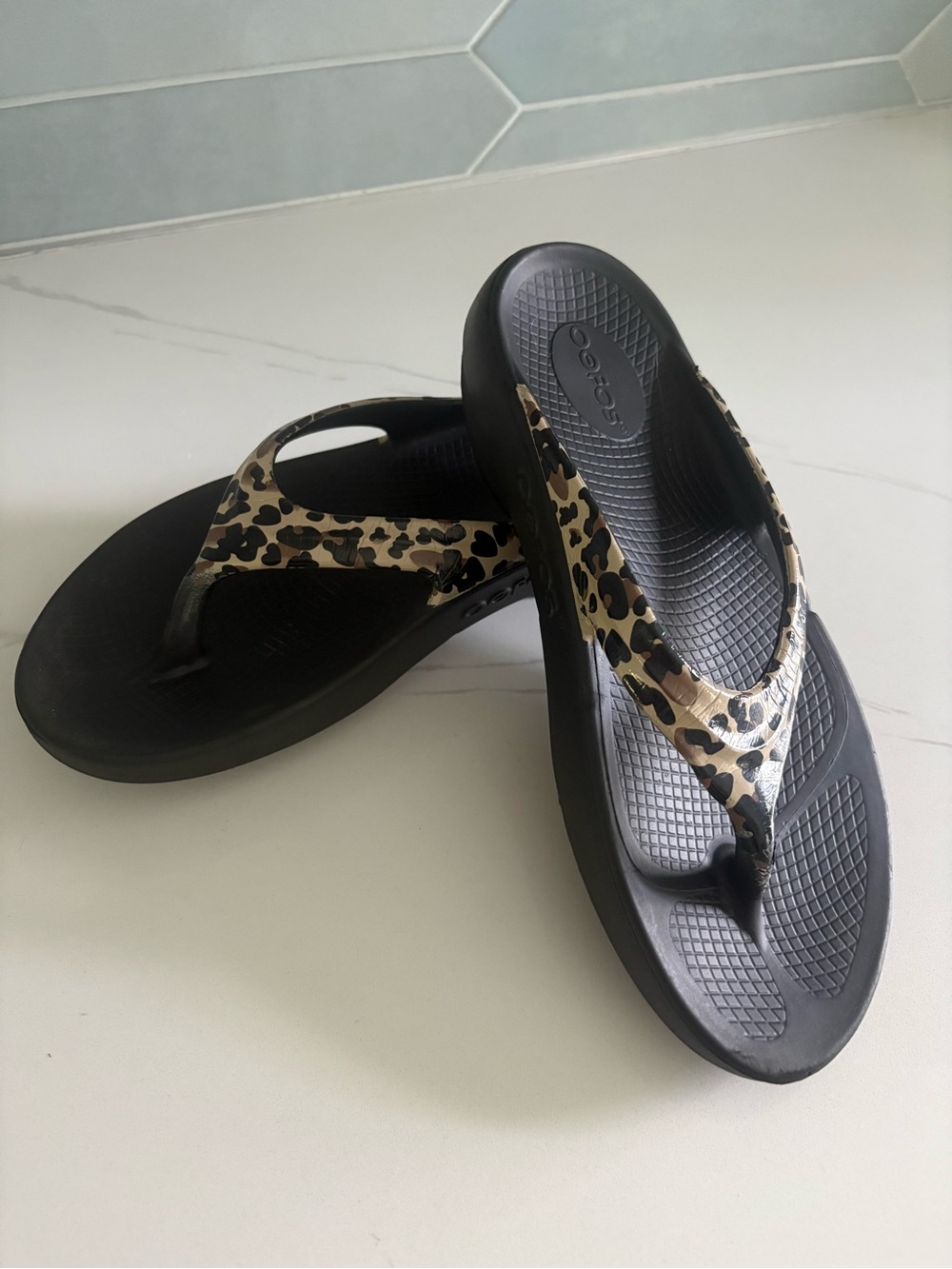 OOFOS OOlala Limited Women's Leopard Print Recovery Flip Flop Sandals Size 7